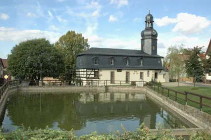 Dorfteich mit Kirche im Hintergrund