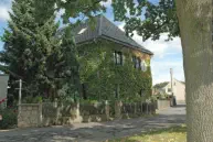 Wohnhaus mit Efeu