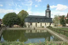 Dorfteich mit Kirche im Hintergrund