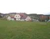 Mehrzweckgebäude mit Sportplatz