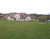 Mehrzweckgebäude mit Sportplatz
