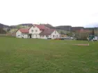Mehrzweckgebäude mit Sportplatz